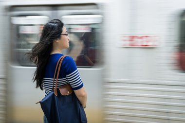 Metro istasyonunda bekleyen genç kadın