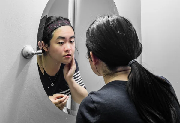 Woman looking at a mirror — Stock Photo, Image