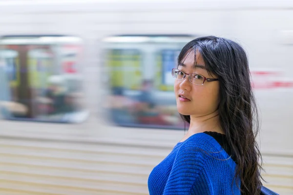 Νεαρή γυναίκα που περιμένει στο σταθμό του μετρό — Φωτογραφία Αρχείου