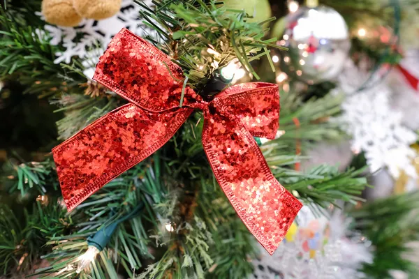 Décorations de Noël sur un arbre — Photo
