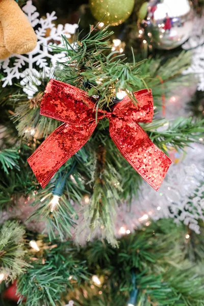 Decorazioni natalizie su un albero — Foto Stock