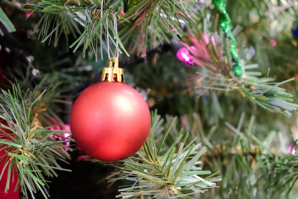 Decoraciones de Navidad en un árbol — Foto de Stock