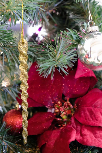 Decorazioni natalizie su un albero — Foto Stock