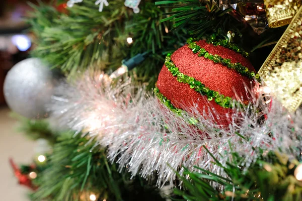 一棵树上的圣诞装饰品 — 图库照片