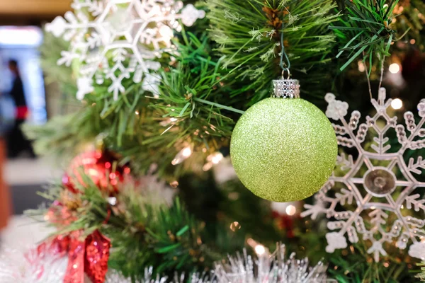 Decoraciones de Navidad en un árbol — Foto de Stock