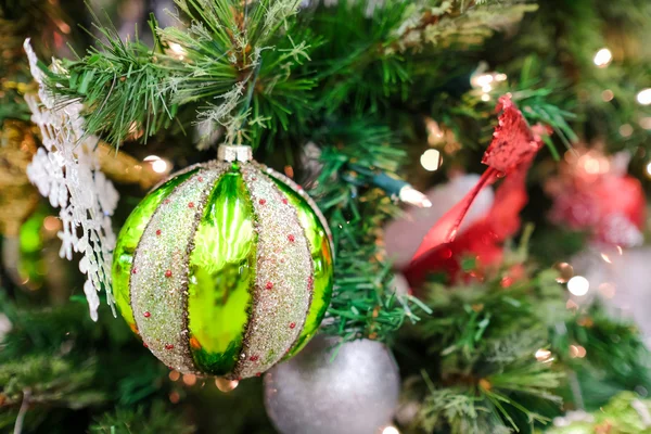 Julpynt på ett träd — Stockfoto