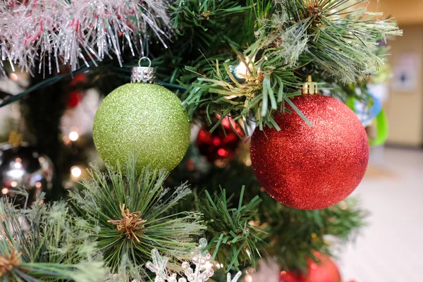 Décorations de Noël sur un arbre — Photo