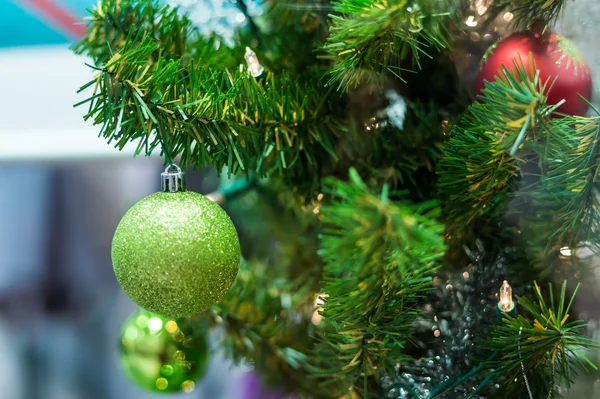 Decoraciones de Navidad en un árbol —  Fotos de Stock