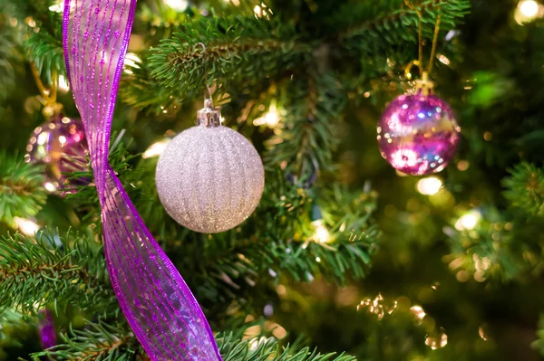 Decorazioni natalizie su un albero — Foto Stock