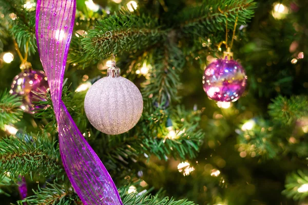 Decorazioni natalizie su un albero — Foto Stock