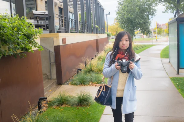 Chica con camer en público paseo lateral —  Fotos de Stock