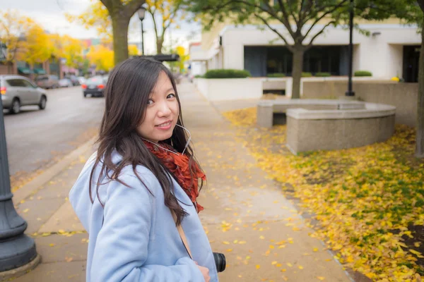 Fille avec caméra sur le côté public marcher — Photo