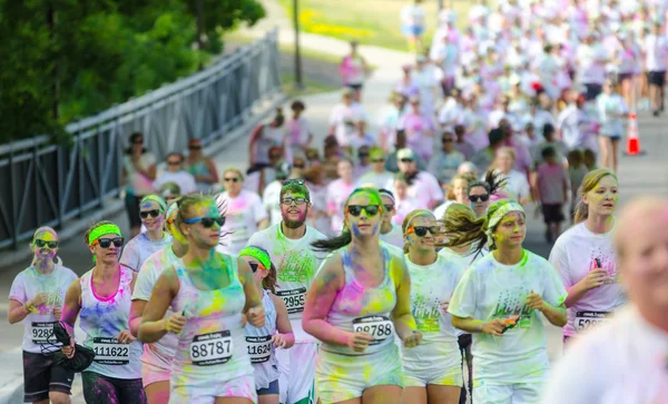 Minneapolis couleur courir avec les participants — Photo