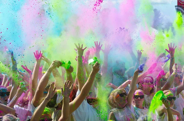 Minneapolis Colour Run mit Teilnehmern lizenzfreie Stockbilder