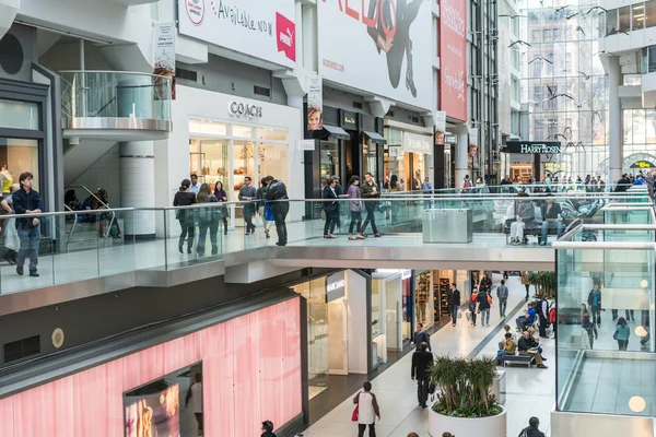 Drukke gang in eaton center — Stockfoto