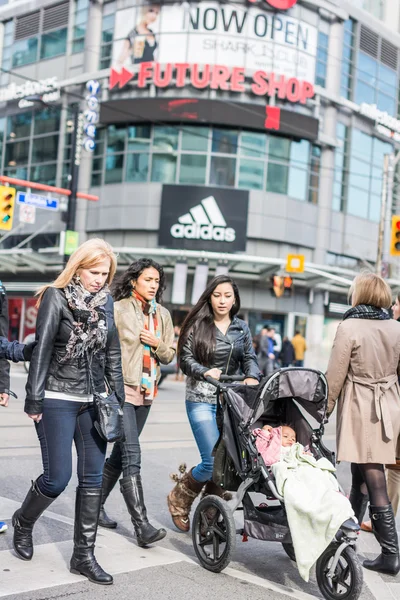 Pedestrians crossing a busy intersection — Stock Photo, Image