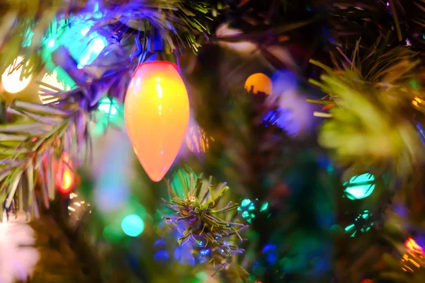 Luzes de Natal em uma árvore — Fotografia de Stock