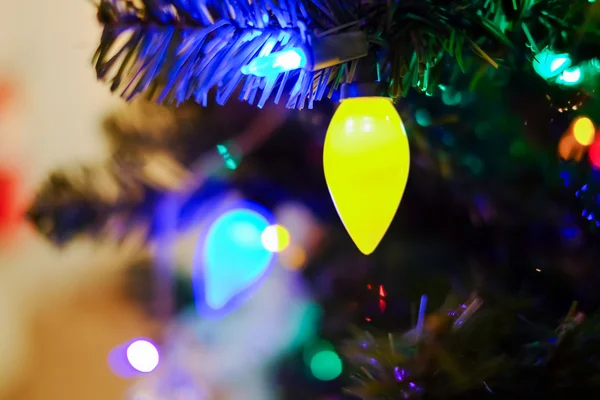 Luces de Navidad en un árbol —  Fotos de Stock