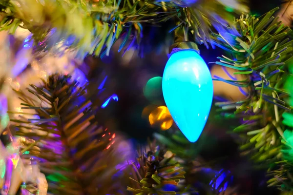 Weihnachtsbeleuchtung am Baum lizenzfreie Stockfotos