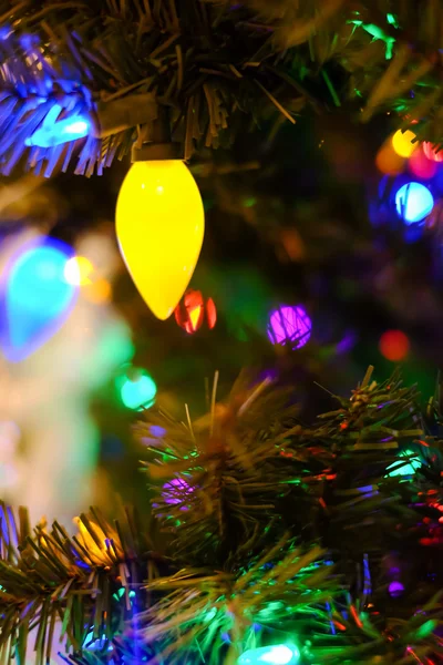 Weihnachtsbeleuchtung am Baum lizenzfreie Stockbilder