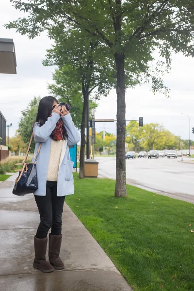 Fille avec caméra sur le côté public marcher — Photo