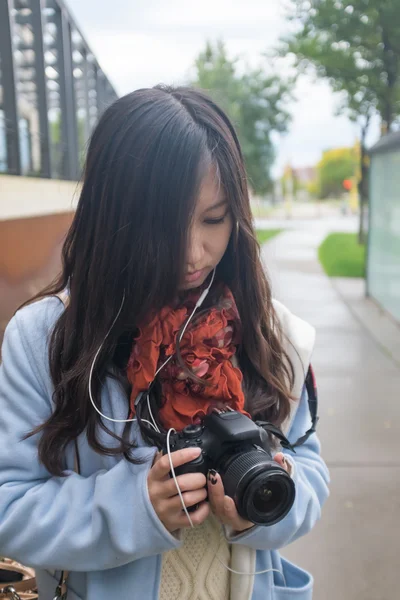 Fille avec caméra sur le côté public marcher — Photo