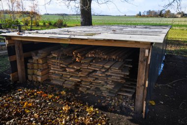 Evde kereste deposu var. DIY kereste deposu.