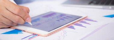 Tablet bilgisayarında finansman raporuyla yatırım grafiği ve grafiğini planlayan işadamı, belgede mali ve kâr istatistikleri, dijital pazarlama, iş konsepti.
