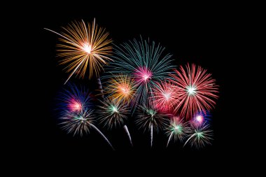 Pek çok renkli havai fişek, siyah arka planla muhteşem bir şekilde yılbaşını, bayramını ve festivalini gece kutluyor..