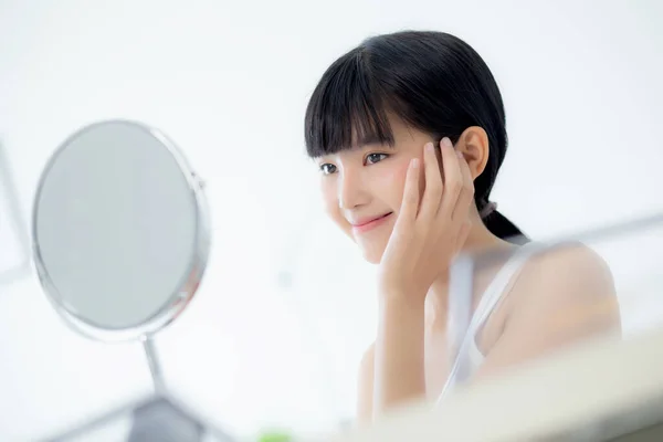 Hermosa Cara Mujer Asiática Joven Con Feliz Sonrisa Tacto Espejo —  Fotos de Stock