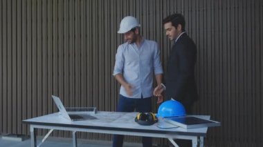 Ekip mühendisi enerji güneş pili paneli, enerji ve çevre ile birlikte elektrik yüklemeyi konuşuyor ve planlıyor, iki kişi, enerji verimliliği ve projenin yeniliğini gösteren adam.