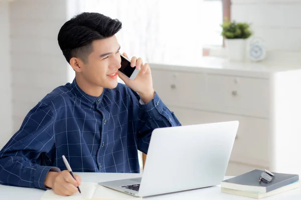 Giovane Asiatico Parlando Telefono Lavoro Casa Con Computer Portatile Freelance — Foto Stock