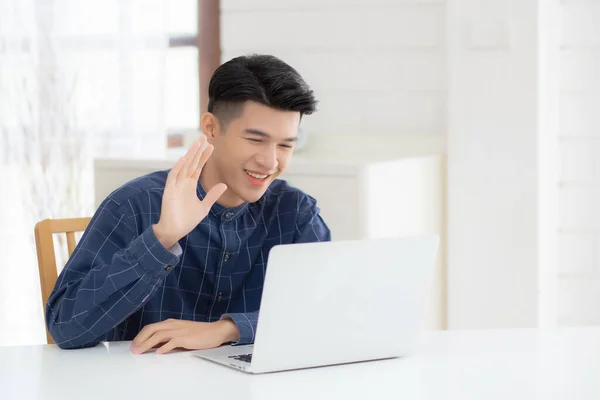 Jovem Asiático Homem Negócios Usando Computador Portátil Para Chamada Vídeo — Fotografia de Stock