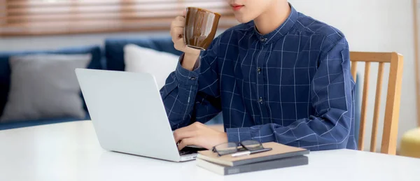 Jovem Homem Negócios Trabalhando Casa Com Computador Portátil Mesa Freelance — Fotografia de Stock