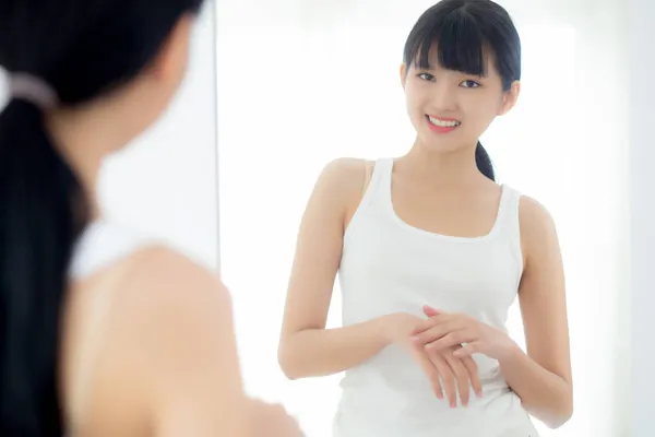 Linda Jovem Mulher Asiática Olhando Espelho Aplicando Creme Hidratante Loção — Fotografia de Stock