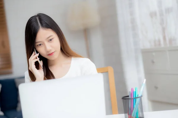 Jonge Aziatische Vrouw Praten Telefoon Werk Vanuit Huis Met Laptop — Stockfoto