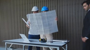 Ekip mühendisi, enerji güneş pili paneli, güç ve çevre ile birlikte elektrik yüklemeyi, enerjinin verimliliğini ve projenin yeniliğini inceleyen mimarı konuşuyor ve planlıyor.