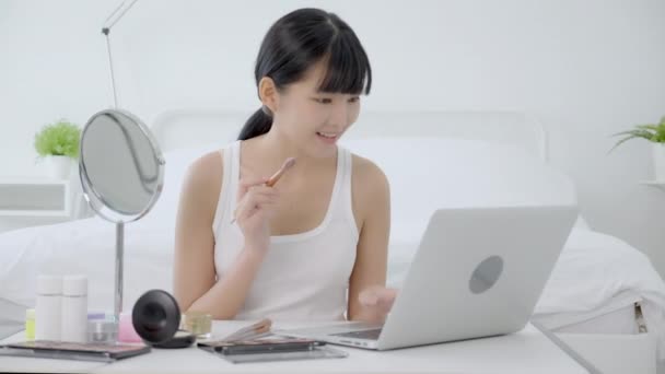 Bellezza Della Giovane Donna Asiatica Con Trucco Apprendimento Con Pennello — Video Stock