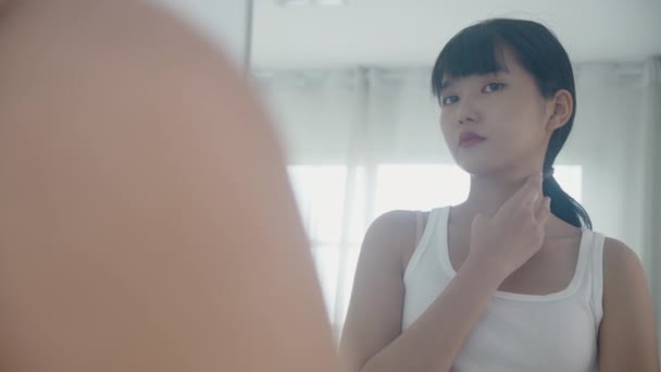 美丽的年轻亚洲女人照镜子 在家里用润肤霜或颈部乳液 皮肤保健 治疗和身体护理 皮肤护理概念 — 图库视频影像