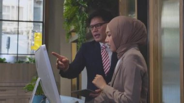 Girişimci, çalışanlarıyla konuşuyor ve ofiste birlikte masaüstü bilgisayarına bakıyor, yönetici ya da yönetici öğretmenlik yapıyor, iş kadını ile patron görevi, iş konsepti.