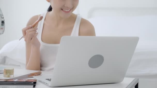Nternette Özel Ders Veren Dizüstü Bilgisayarında Yanağına Fırça Sürerek Makyaj — Stok video