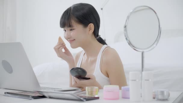 Beauté Jeune Femme Asiatique Avec Apprentissage Maquillage Avec Bouffée Poudre — Video
