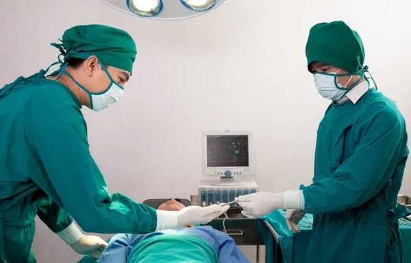 Instrumento Envío Médico Con Cirujano Con Rescate Salvar Paciente Sala — Foto de Stock