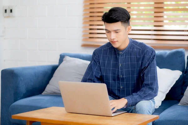 Giovane Uomo Asiatico Digitando Tastiera Sul Computer Portatile Sulla Scrivania — Foto Stock