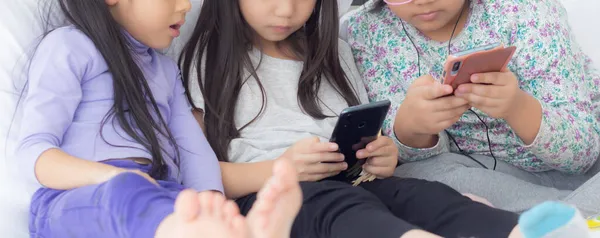 Feliz Niño Asiático Amigos Jugando Smartphone Sofá Casa Niños Usando — Foto de Stock