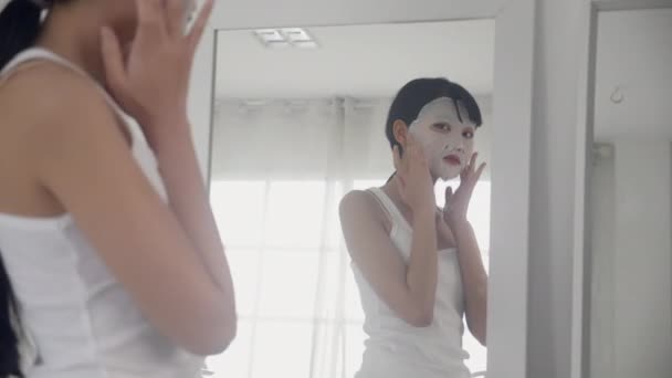 Belle Jeune Femme Asiatique Avec Masque Facial Feuille Miroir Maison — Video
