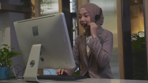 Joven Mujer Asiática Musulmán Usando Auriculares Centro Llamadas Trabajo Oficina — Vídeos de Stock