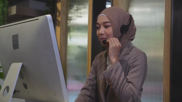 Young Asian Woman Muslim Wearing Headset Working Call Center Looking — Stock Video