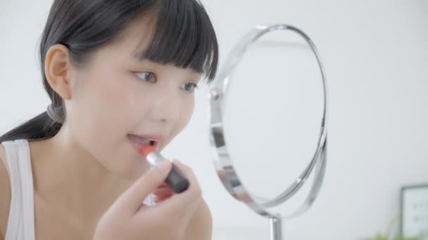 Mooie Jonge Aziatische Vrouw Van Toepassing Lippenstift Rood Mond Schoonheid — Stockvideo