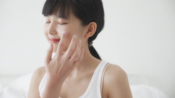 Mooie Jonge Aziatische Vrouw Gelukkig Aanbrengen Crème Lotion Met Moisturizer — Stockvideo